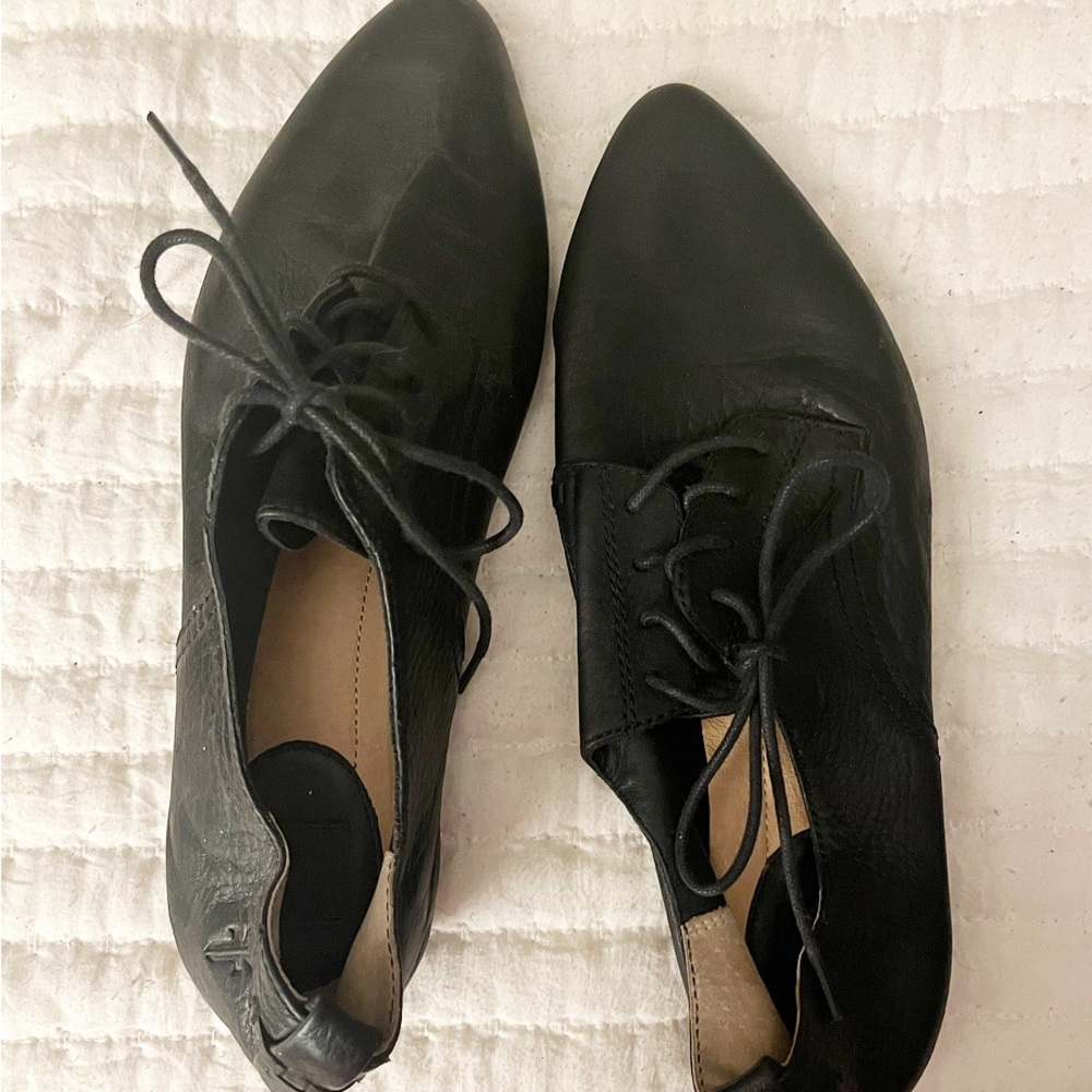 Pointed toe lace up Frye oxfords